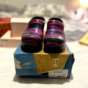 Dansko professional clogs. Offers great arch support.